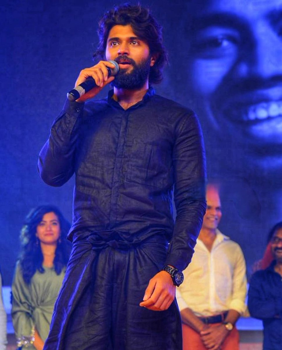 Anakhaskpnair's tweet photo. Telugu Prajalara❤️❤️❤️

This guy never fails to deliver a Powerful &amp; Honest Speech.

@TheDeverakonda #Vijaydeverakonda #DearComradePreReleaseEvent https://t.co/hJjaBJMxt7