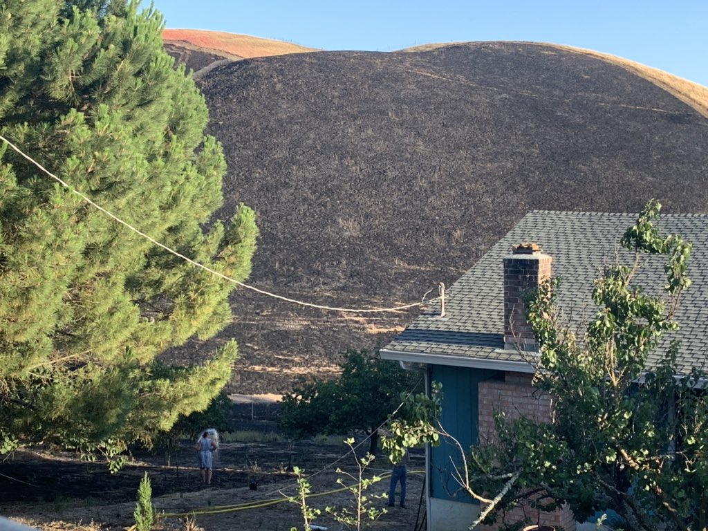 ianculltv's tweet photo. UPDATE: Fire east of #SanJose and Milpitas is mostly out. It came VERY close to two homes. 50 acres burned. One barn destroyed. @calfireSCU on scene. (#Sweigert Fire) https://t.co/Bo0VDqEkd2