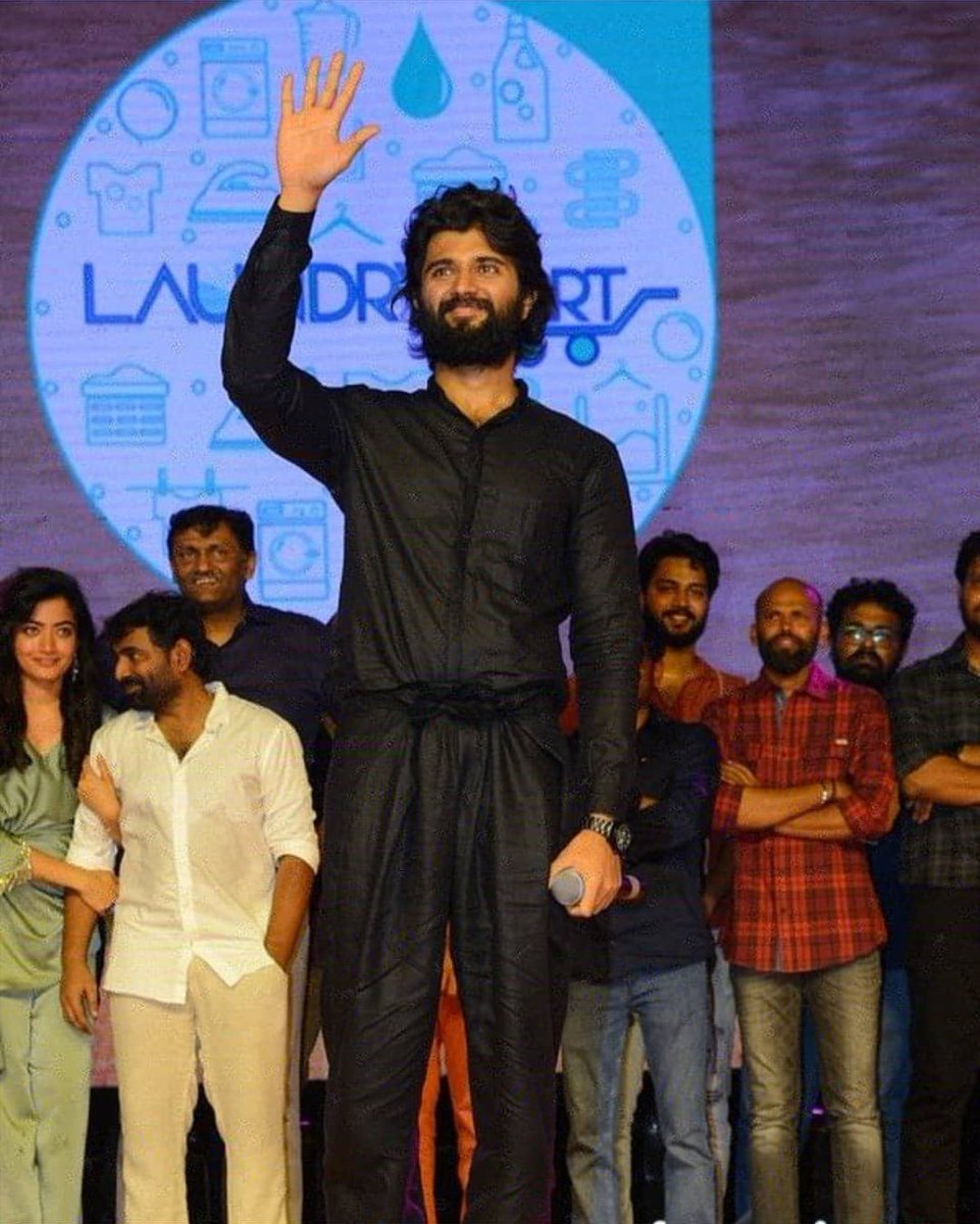 Anakhaskpnair's tweet photo. Telugu Prajalara❤️❤️❤️

This guy never fails to deliver a Powerful &amp; Honest Speech.

@TheDeverakonda #Vijaydeverakonda #DearComradePreReleaseEvent https://t.co/hJjaBJMxt7