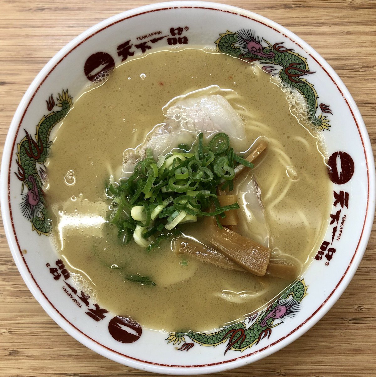 天下一品@宇宿店 香るニンニクに唆られる。 初めての屋台の味。 こっさり交わり淀むスープがその証明か。 サラリと軽さの後から感じる厚み。 確か ...