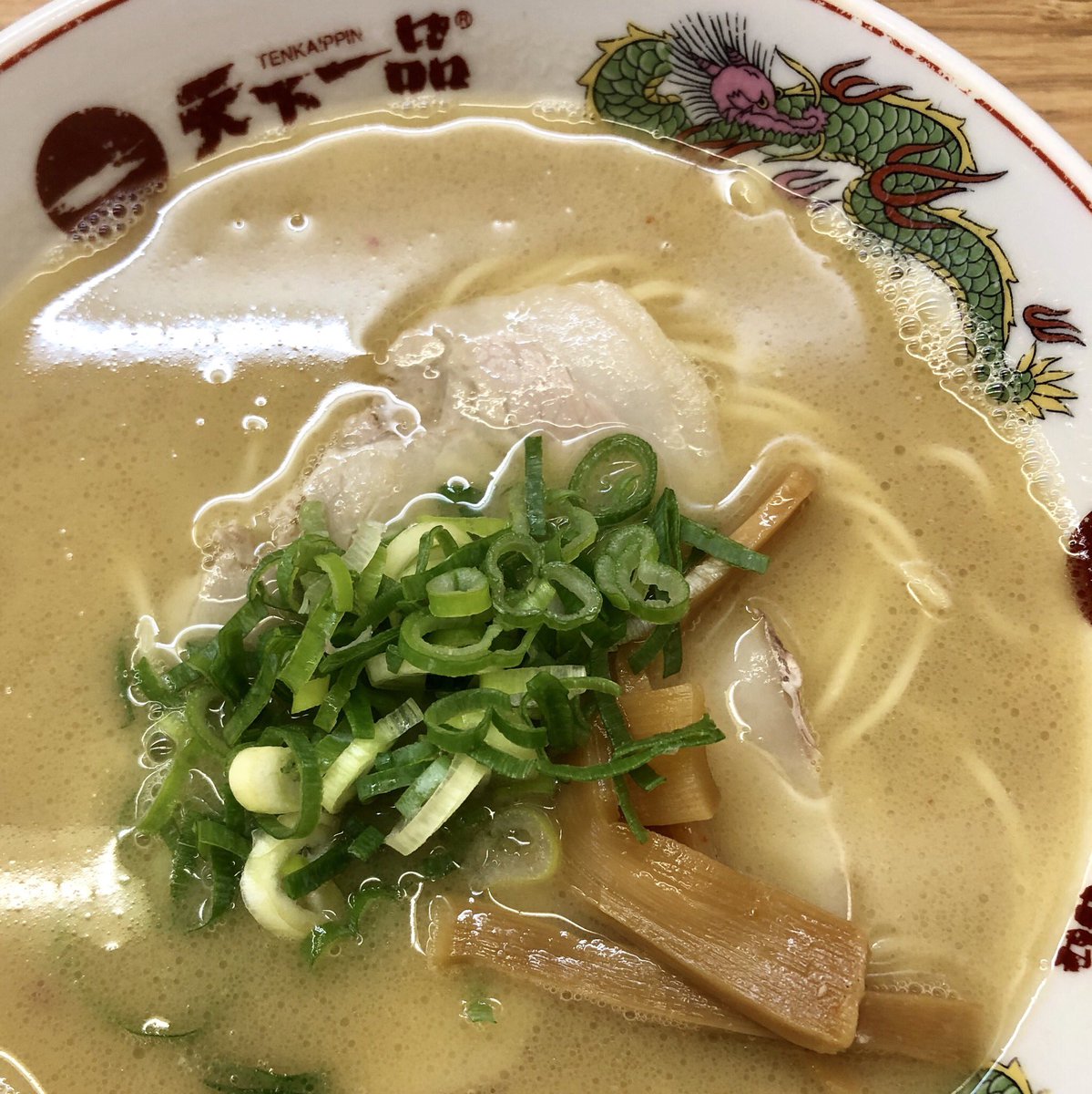 天下一品@宇宿店 香るニンニクに唆られる。 初めての屋台の味。 こっさり交わり淀むスープがその証明か。 サラリと軽さの後から感じる厚み。 確か ...