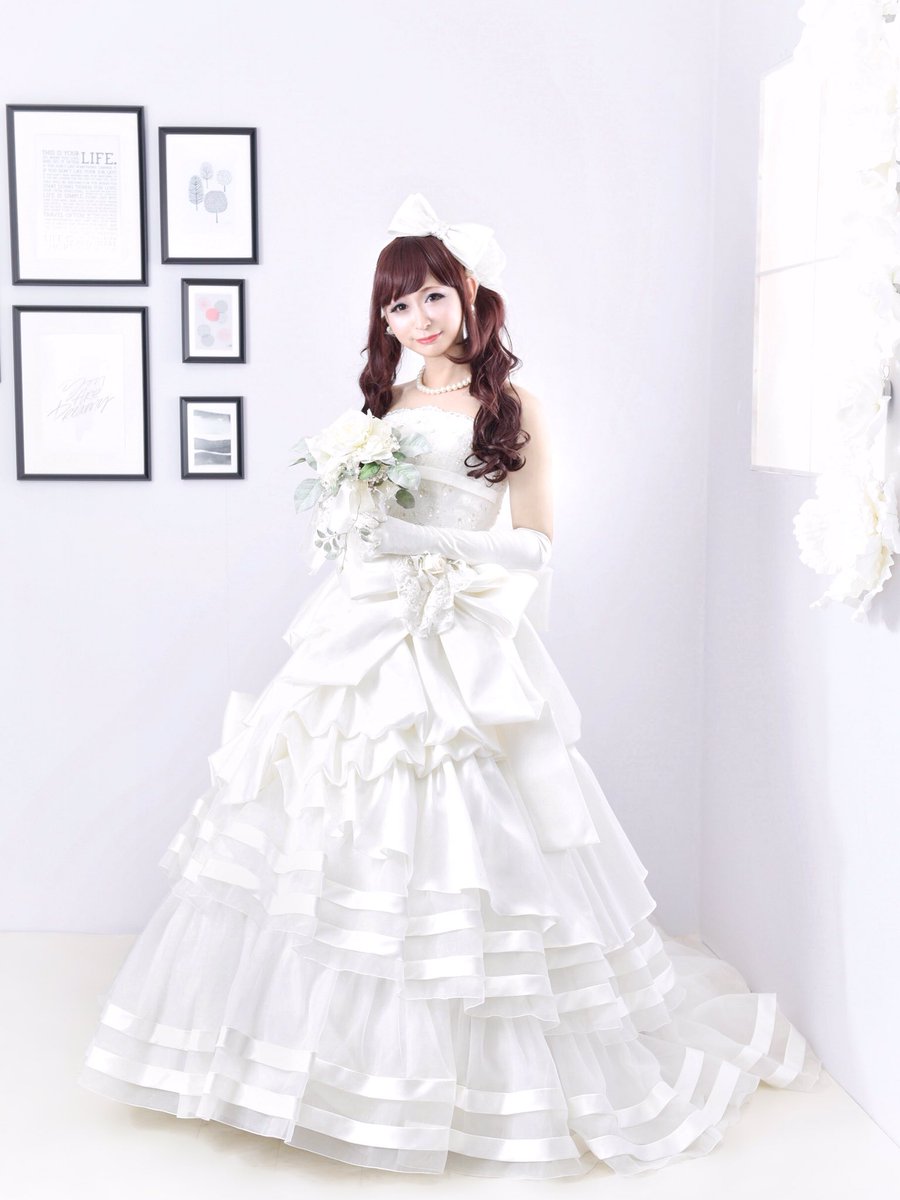 谷琢磨 Twitterissa マリーマリエ様で撮影モデルをしたお写真を頂きました 大きなリボンの可愛いウエディングドレスを着させて頂きましたよ 撮影前の部屋着な谷が面白いので ビフォーアフター的に掲載しておきまする 谷