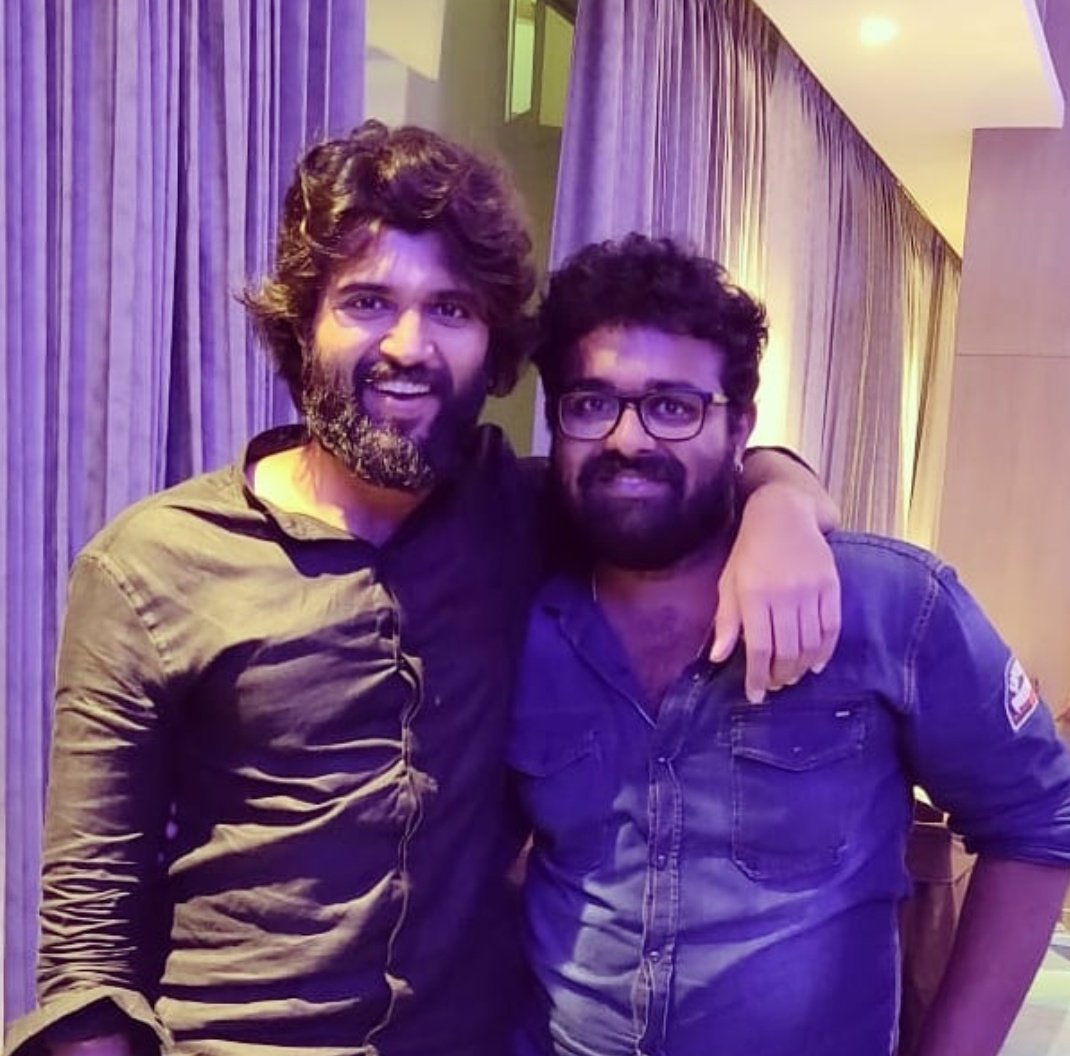 Anakhaskpnair's tweet photo. @TheDeverakonda with his Comrades Bunty &amp; Suhaas❤️

#VijayDeverakonda #AboutLastNight #DearComradePreReleaseEvent https://t.co/0BalARj42C