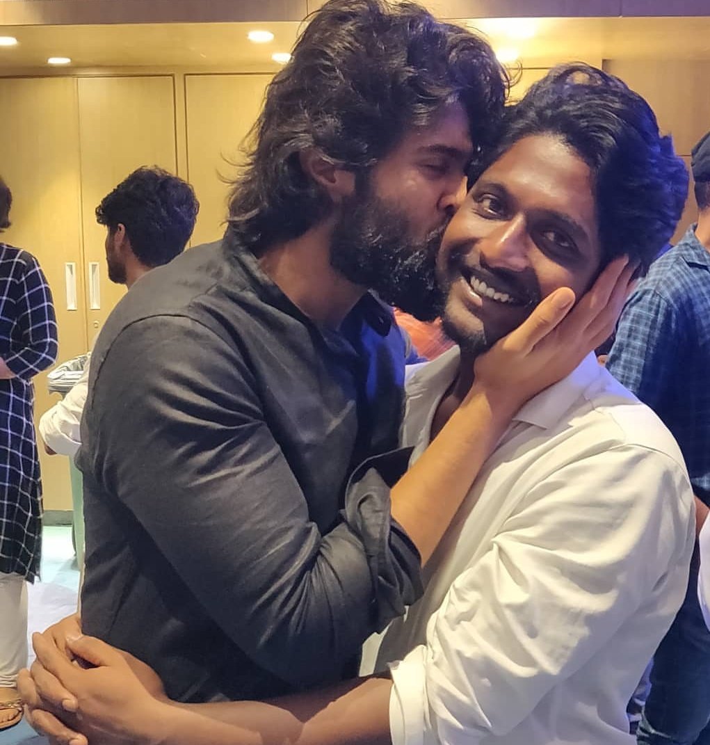 Anakhaskpnair's tweet photo. @TheDeverakonda with his Comrades Bunty &amp; Suhaas❤️

#VijayDeverakonda #AboutLastNight #DearComradePreReleaseEvent https://t.co/0BalARj42C