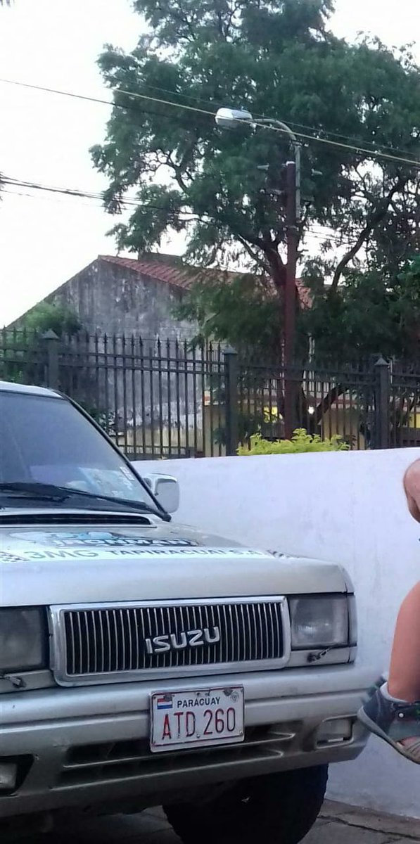 A mi hermana le robaron
hace aproximadamente una hora de las inmediaciones de la UNIDA. Isuzu trooper color beige modelo 1993 
chapa número ATD260
favor hacer recorre y avisar al número 0981994398 o 0981944059. Muchas gracias !!