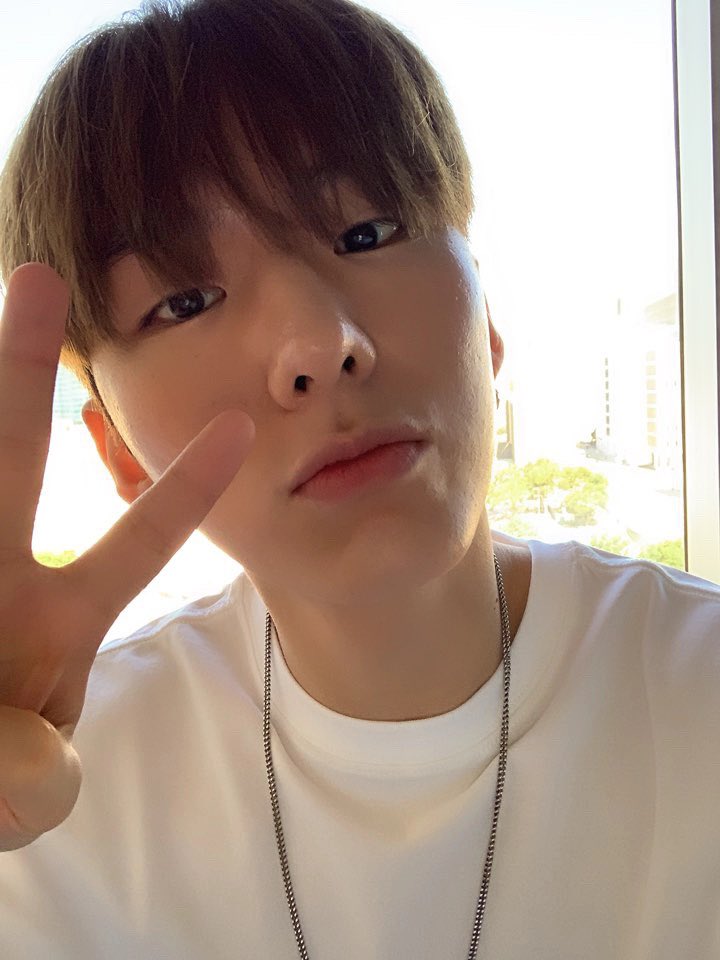 OfficialMONSTAX's tweet photo. [#기현] 형원이 뮤직비디오 촬영장에서 와장창 깨진 핸드폰 새로 샀지롱 https://t.co/idlEJJ6QIw