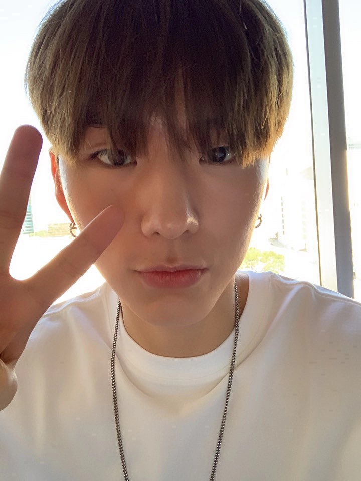 OfficialMONSTAX's tweet photo. [#기현] 형원이 뮤직비디오 촬영장에서 와장창 깨진 핸드폰 새로 샀지롱 https://t.co/idlEJJ6QIw