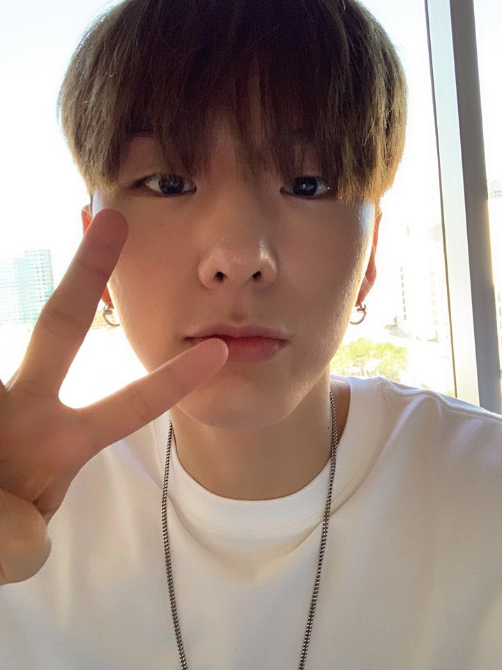OfficialMONSTAX's tweet photo. [#기현] 형원이 뮤직비디오 촬영장에서 와장창 깨진 핸드폰 새로 샀지롱 https://t.co/idlEJJ6QIw