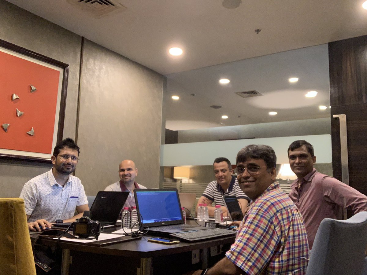 srvithal388's tweet image. Today’s expiry trading with the Big Bull Shri Manish Bhai and buddies from Pune - Mandar , Anay and Abhijit . Happy Trading #Tradersnest Ahmedabad