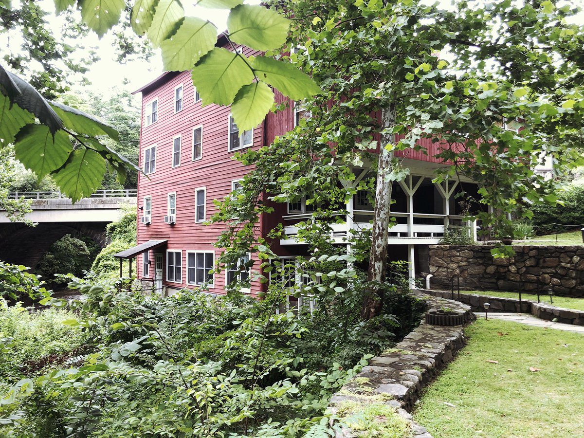 rorishapiro1's tweet photo. Another beautiful week of teaching @brookfieldcraft so a lovely campus.
#brrokfieldct #historicct #art #thestillriver https://t.co/ZedV9jwwyW