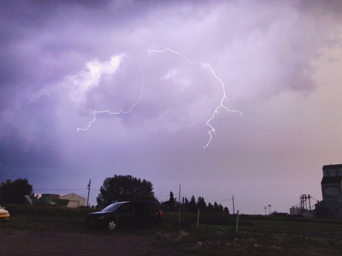 Some lightening from Southey, Sk facing southwest #skstorm #skwx <a href="/SLangeneggerCBC/">Stefani Langenegger</a>