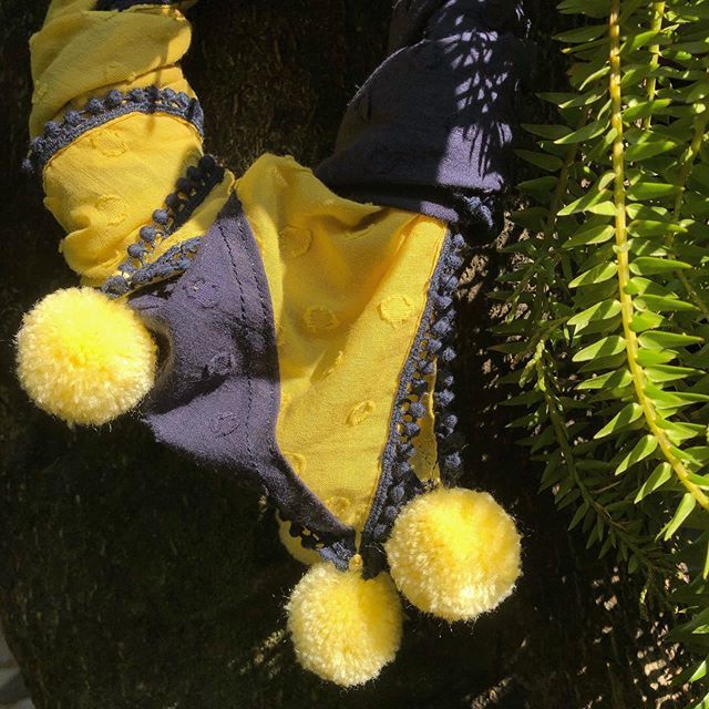 GayaBunda's tweet photo. hamparan ilalang o14
〰️〰️〰️〰️〰️〰️〰️〰️ syal katun rubiah dengan pompom di setiap sudut akan menemani perjalananmu, ukuran 115 cm x 115 cm 〰〰〰〰stock terbatas #doawarna #pashmina #pashminarubiah #katunrubiah #pompom #handmade #proudlylocal https://t.co/KMsXgRbYJ6