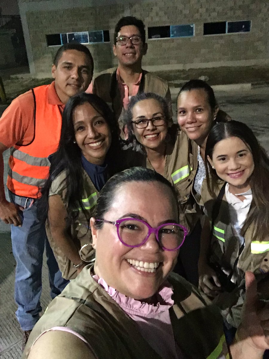 moniksantanderv's tweet photo. Cuando la noche es buena para trabajar y cuando haces lo que te gusta! @Metrocaribe @transmetrobaq @rubyrubio #Mayra #AnaMaría @CaracolTV @rodriguez_greys #Derly https://t.co/l0Bg6KJaw3