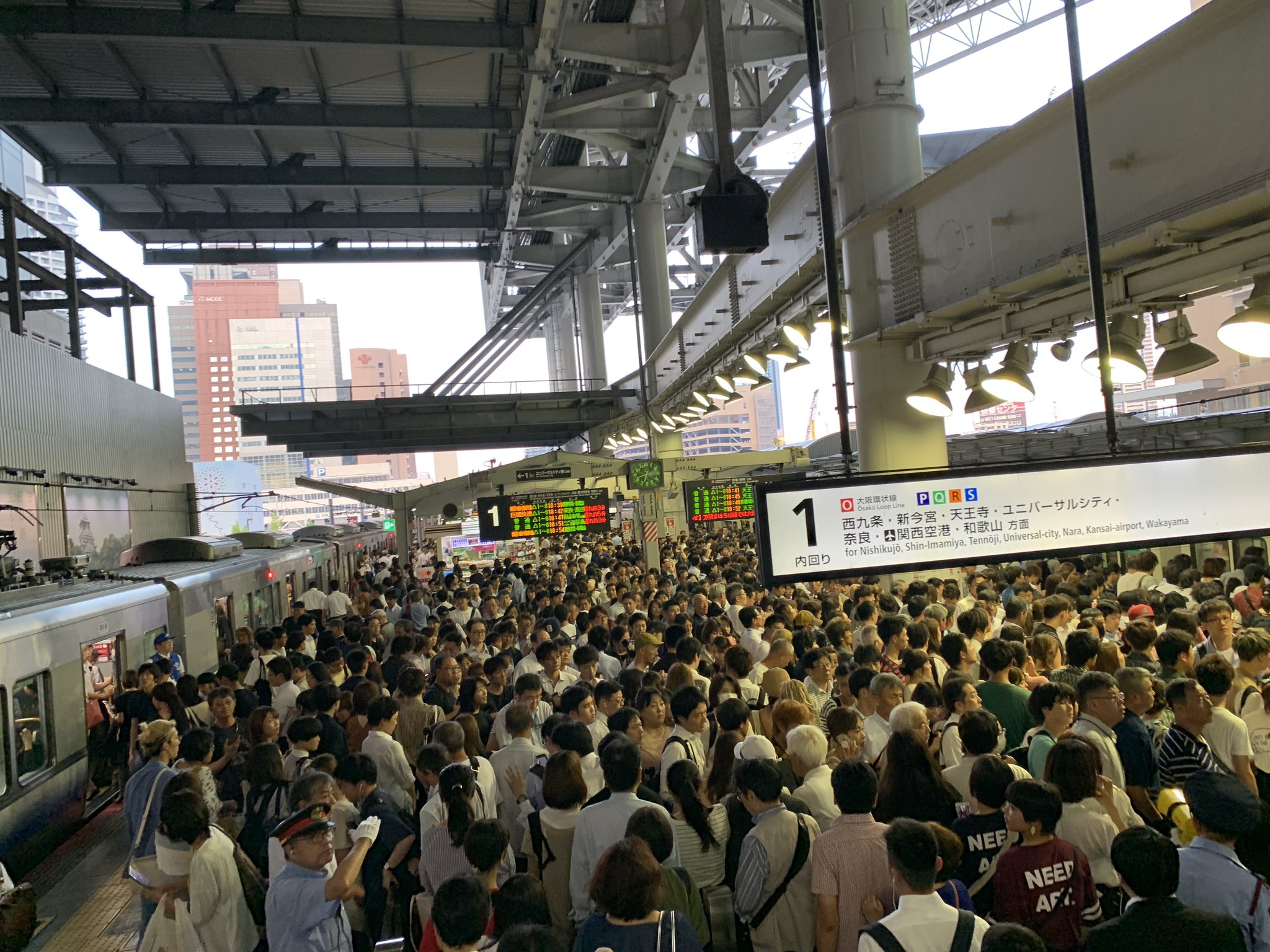 大阪駅が天神祭に行く人で混雑し入場規制が掛っている画像