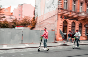 TweetVeloCitta's tweet photo. » Scooter-sharing Hype in Europe, a Déjà vu? https://t.co/OSyASliTaO https://t.co/CK7ob8zWq8
