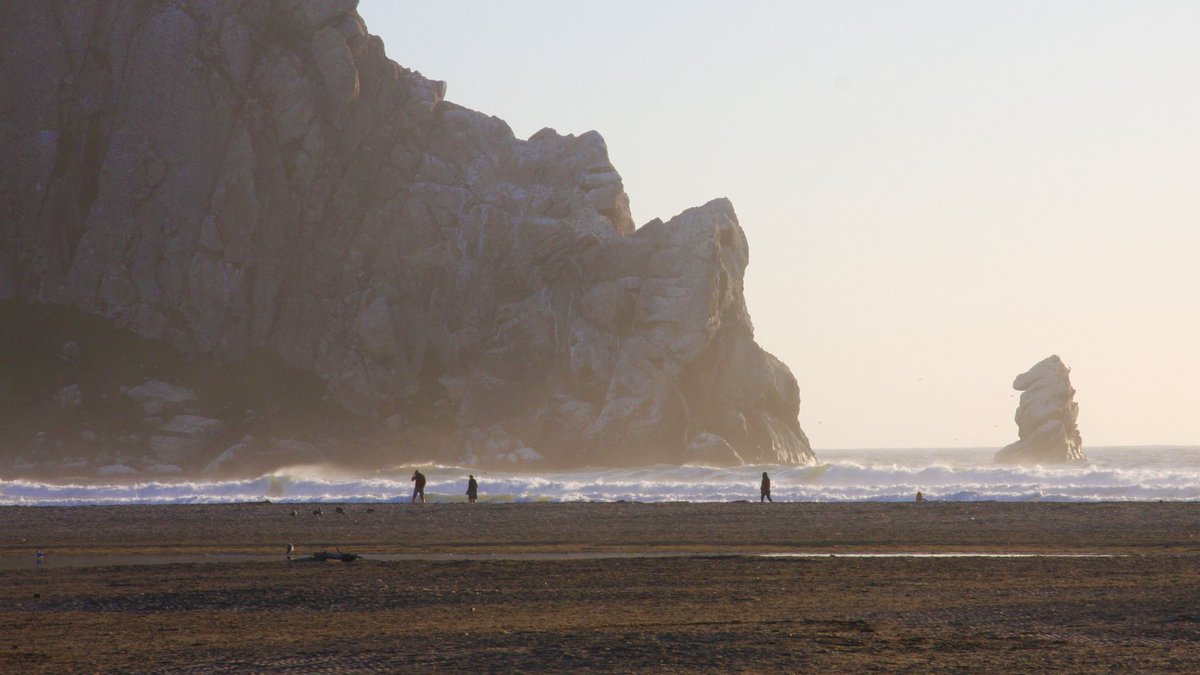 Three3Steps's tweet photo. Iconic landmark in Morro Bay, the Gibraltar of the Pacific. Fun watching the sea otters swim, swirl and play... 😅😂🤣#BlackHill #MorroBay #PismoBeach  #SantaBarbara #LosAngeles #California #WestCoat Where're are you hanging around? 🚘🥽 #roadTrip #photography https://t.co/uLDPAn96Ee