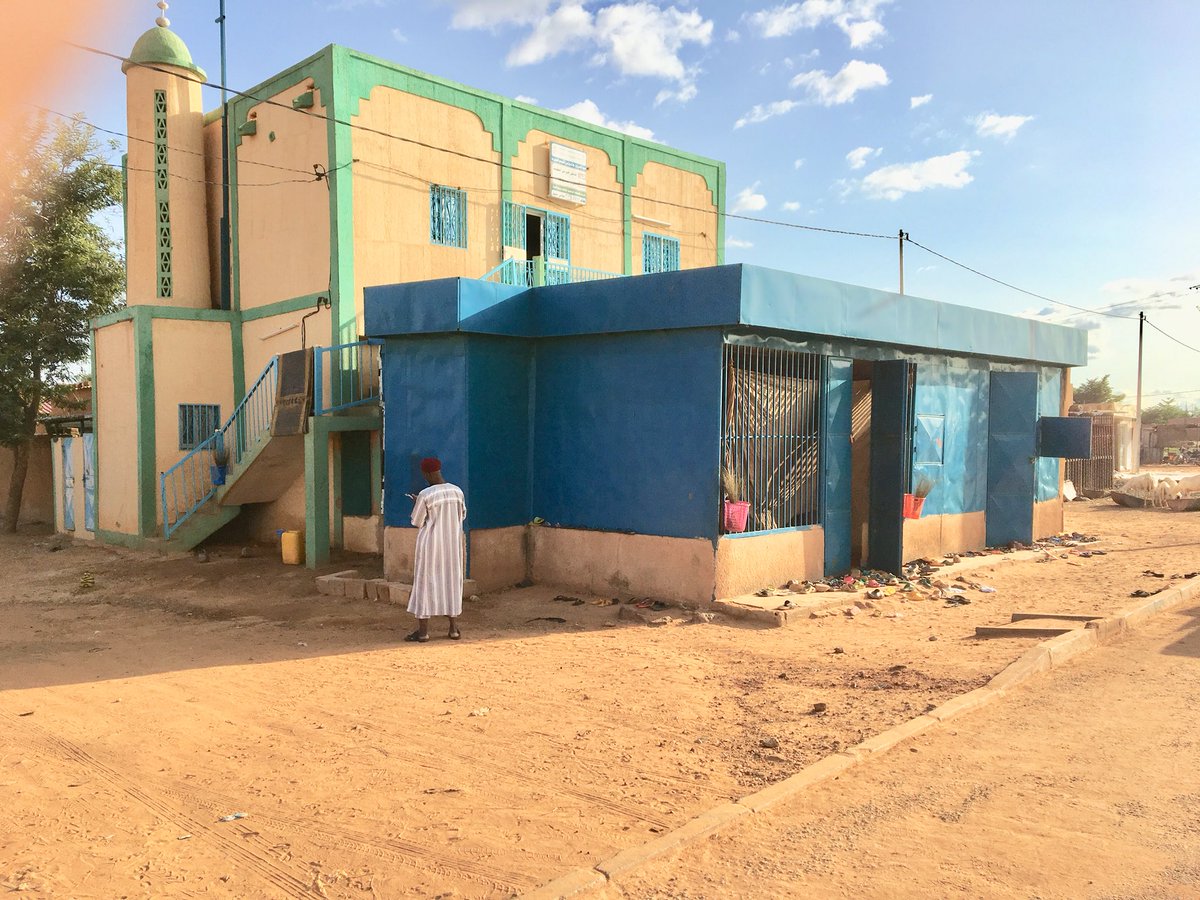 birdson6's tweet photo. Ses vacances, j’offre des #poubelles, balais,conseils d’#hygiène,de #salubrité,protection #environnementale...aux #enfants ds les #Makaranta(#ecole coraniques)de #Niamey. Au #Niger l’insalubrité est un sérieux problem social et culturel à tous les niveaux https://t.co/VnfIzZE1dm https://t.co/e35vVgLStt