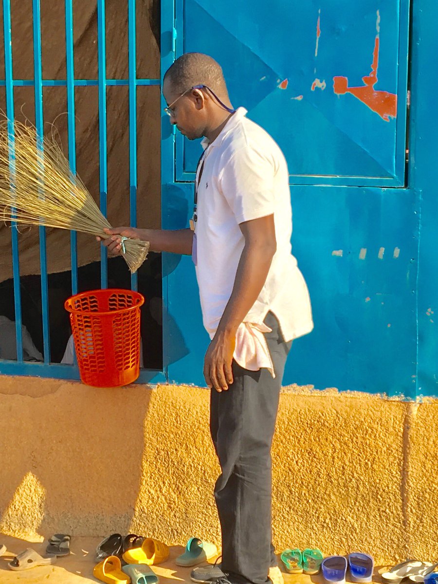 birdson6's tweet photo. Ses vacances, j’offre des #poubelles, balais,conseils d’#hygiène,de #salubrité,protection #environnementale...aux #enfants ds les #Makaranta(#ecole coraniques)de #Niamey. Au #Niger l’insalubrité est un sérieux problem social et culturel à tous les niveaux https://t.co/VnfIzZE1dm https://t.co/e35vVgLStt
