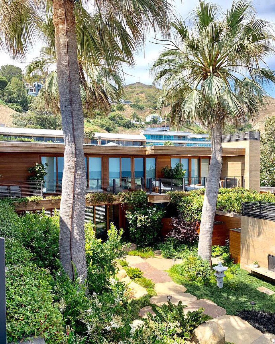 Renovated from a 50's motel, Nobu Ryokan is an ultra-private hideaway on Malibu Carbon Beach🐚Blending Japanese minimalism with the flair of the Cali coastline🌊This adult only sanctuary has 16 rooms/ suites, lush gardens🌱🌺 &amp; world-class food &amp; amenities #800daysaroundtheworld