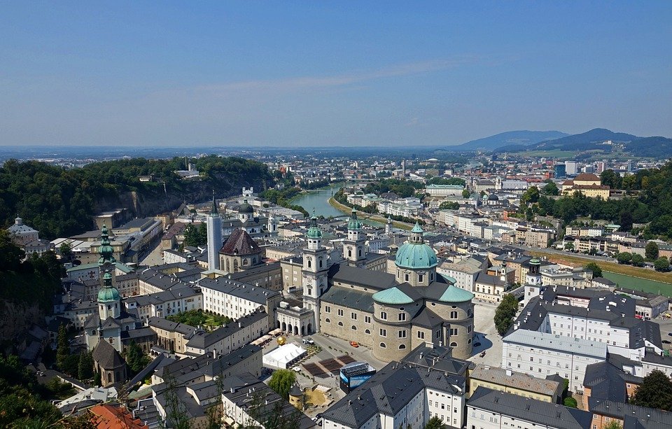 zeuriff's tweet photo. #Salzburg #Austria #travel #EasternAlps #SalzachRiver #medieval https://t.co/3hXMphtetX