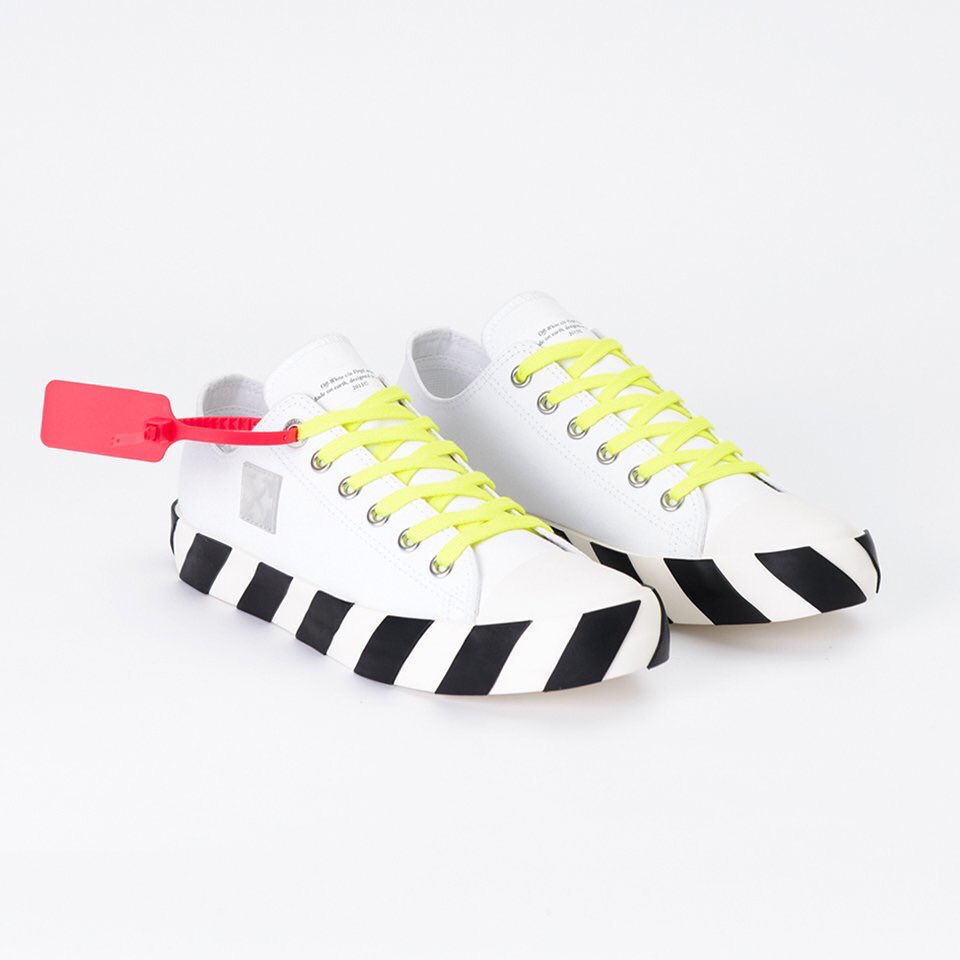 MTSmag's tweet photo. • Off-White™ | "MONOBRAMD Exclusive Vulcanized #Sneakers"
#OffWhite เปิดตัวรองเท้าผ้าใบรุ่นใหม่ที่มีวางจำหน่ายเฉพาะในร้าน#MONOBRAND เท่านั้น มาพร้อมพื้นยางลายครอส (Cross) เส้นเฉลียงสลับขาวดำที่ยึดติดกับรองเท้าด้วยเทคนิคการใช้ความร้อน https://t.co/fTqbRk9HOx