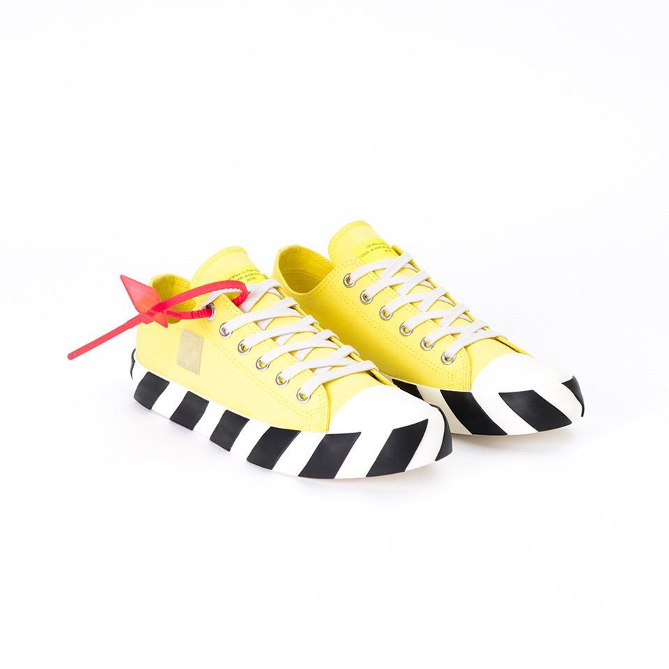 MTSmag's tweet photo. • Off-White™ | "MONOBRAMD Exclusive Vulcanized #Sneakers"
#OffWhite เปิดตัวรองเท้าผ้าใบรุ่นใหม่ที่มีวางจำหน่ายเฉพาะในร้าน#MONOBRAND เท่านั้น มาพร้อมพื้นยางลายครอส (Cross) เส้นเฉลียงสลับขาวดำที่ยึดติดกับรองเท้าด้วยเทคนิคการใช้ความร้อน https://t.co/fTqbRk9HOx