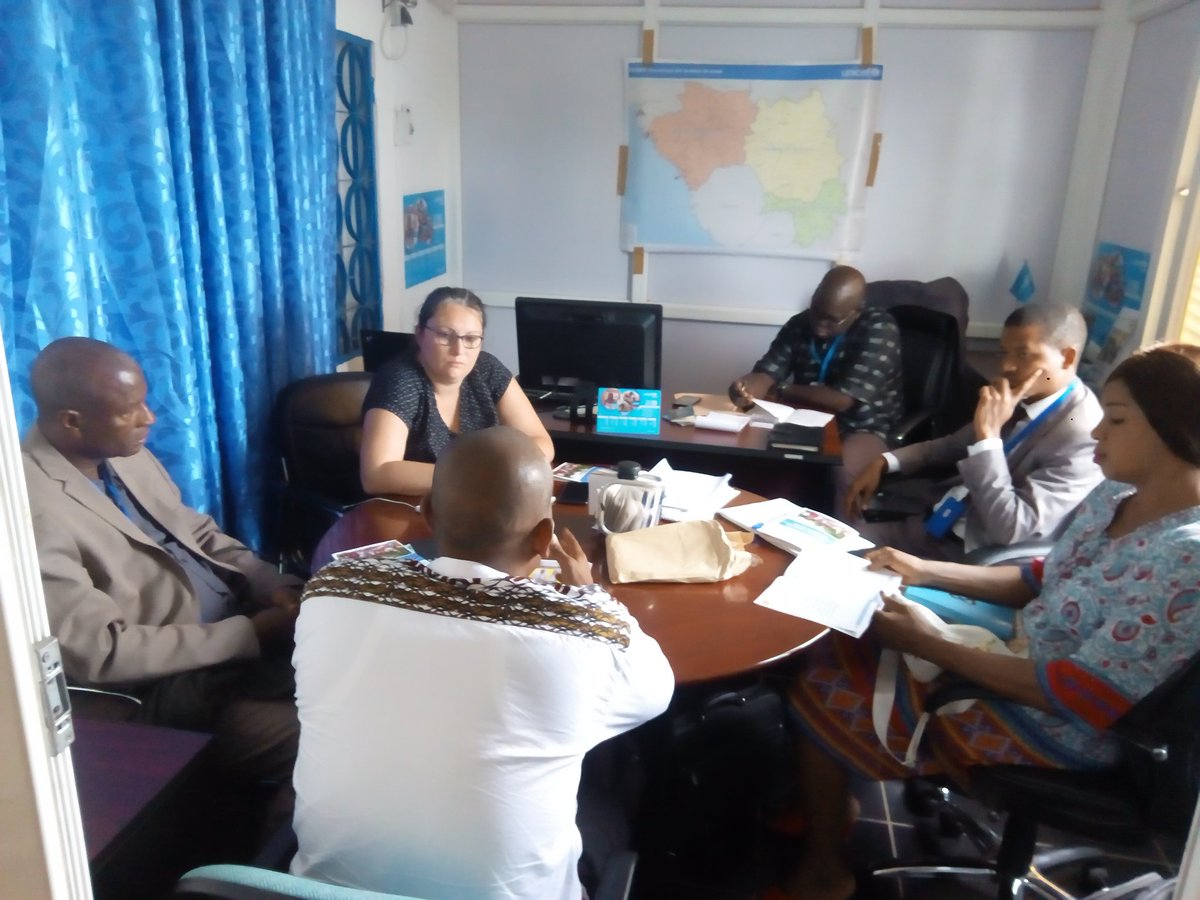 AideGuinee's tweet photo. Direct: @UNICEFGuinea le consortuim #AideGui #maisonmere #UJAD pour le plaidoyer sur l'enregistrement des naissances merci @OSIWA1 Et la presence de @abdoul960 @ONGQVP https://t.co/oVKZ8ekq6k
