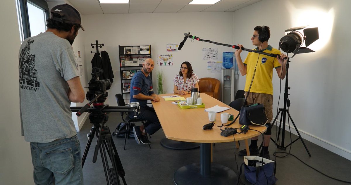 TACDigitalProd's tweet image. Aujourd'hui, #tournage d'une scène en secteur #associatif !
La période de #canicule passe beaucoup plus facilement au frais dans les bureaux. #jeudiphoto #instit #asso #rh avec @LeonorLancon et Nicolas pour @TACPARIS 🥤