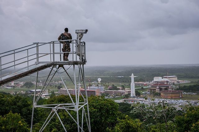 Reportage - Opération Titan ⁠
⁠
 En Guyane française, les forces armées de Guyane (FAG) et notamment les bérets verts de la Légion Etrangère sécurisent le pas de tir des lancements spatiaux de Kourou (Soyouz, Ariane et VEGA). Pour ce faire, ils patro… ift.tt/2Z9kDNr