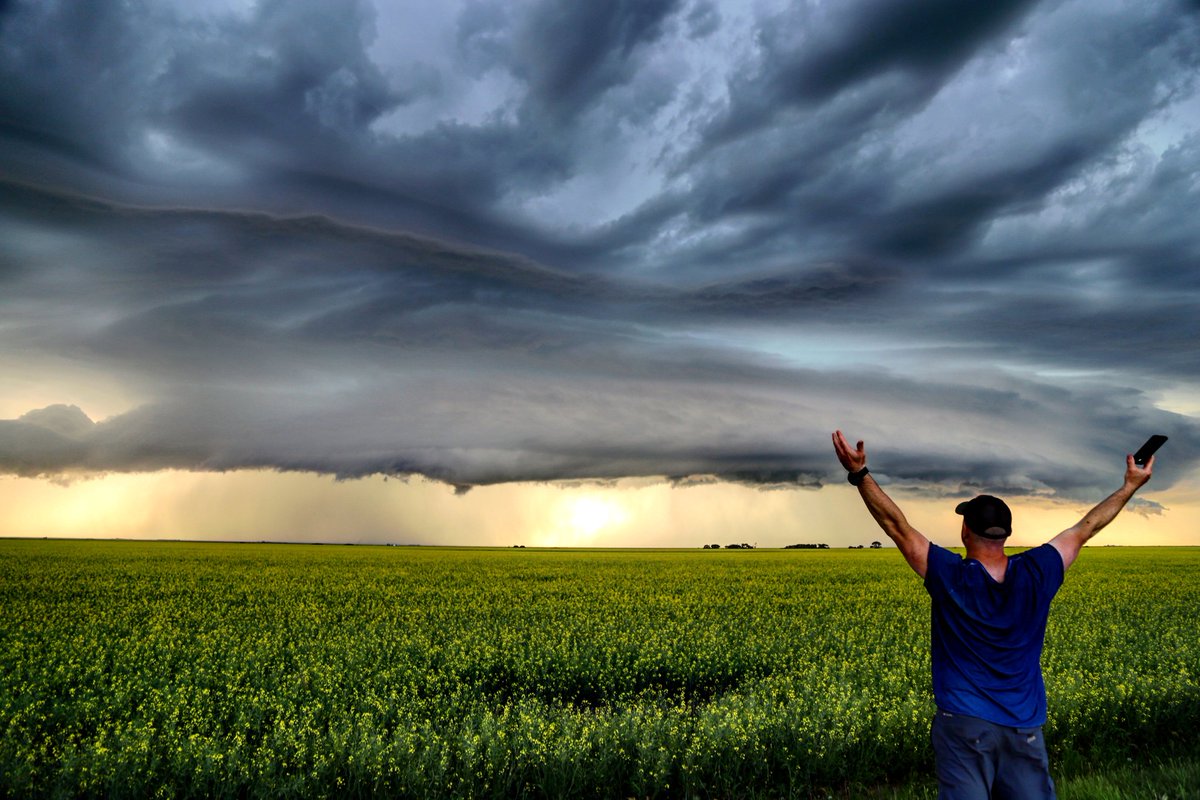 wxamorilla7's tweet photo. It's almost the end of the #skstorm season. Go big or go home!! Avonlea SK 7:55pm https://t.co/RGKBh1cElI