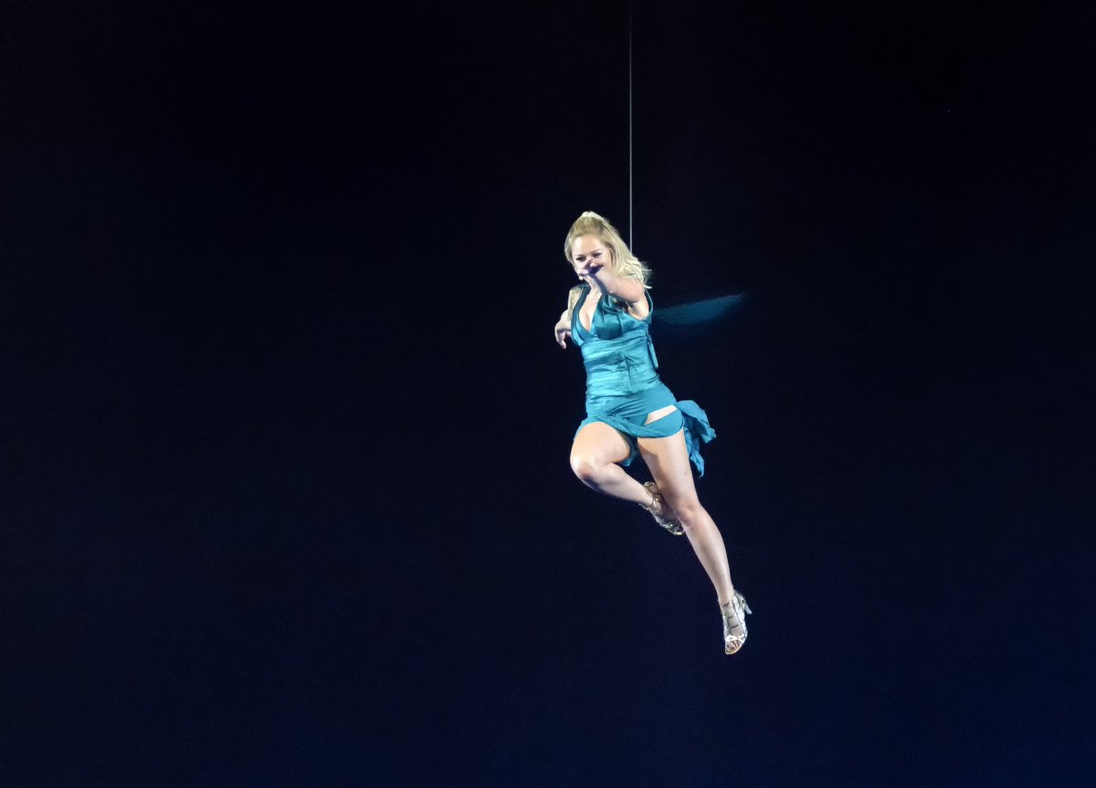 frank_goellisch's tweet photo. #helenefischer #arena #tour #concert #2017 #stage #live #photographer #singer #performer #entertainer #aerial #artistic #leggy #highheels #sandals #nice #dress #outfit kind of #flyingfairy ;-) @nicolasvaudelet https://t.co/KdBINBp546