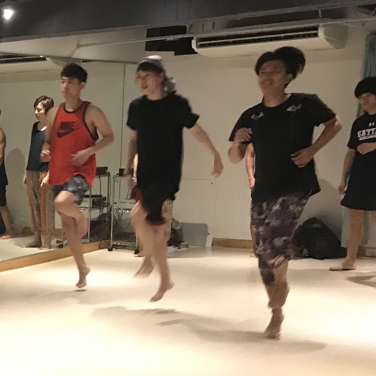 BOYLESQUESHOW's tweet photo. お客様参加の定期レッスンがありました!
ゲームをしながらトレーニングしたり、スキップをしたり、一段と和んだ雰囲気のレッスンでした!
7月と8月のレッスンも、まだ参加募集している日程ございますので、HPをチェックしてみてください☆
#ButteflyTokyo
#ボーイレスク https://t.co/l2e5jOmVIn