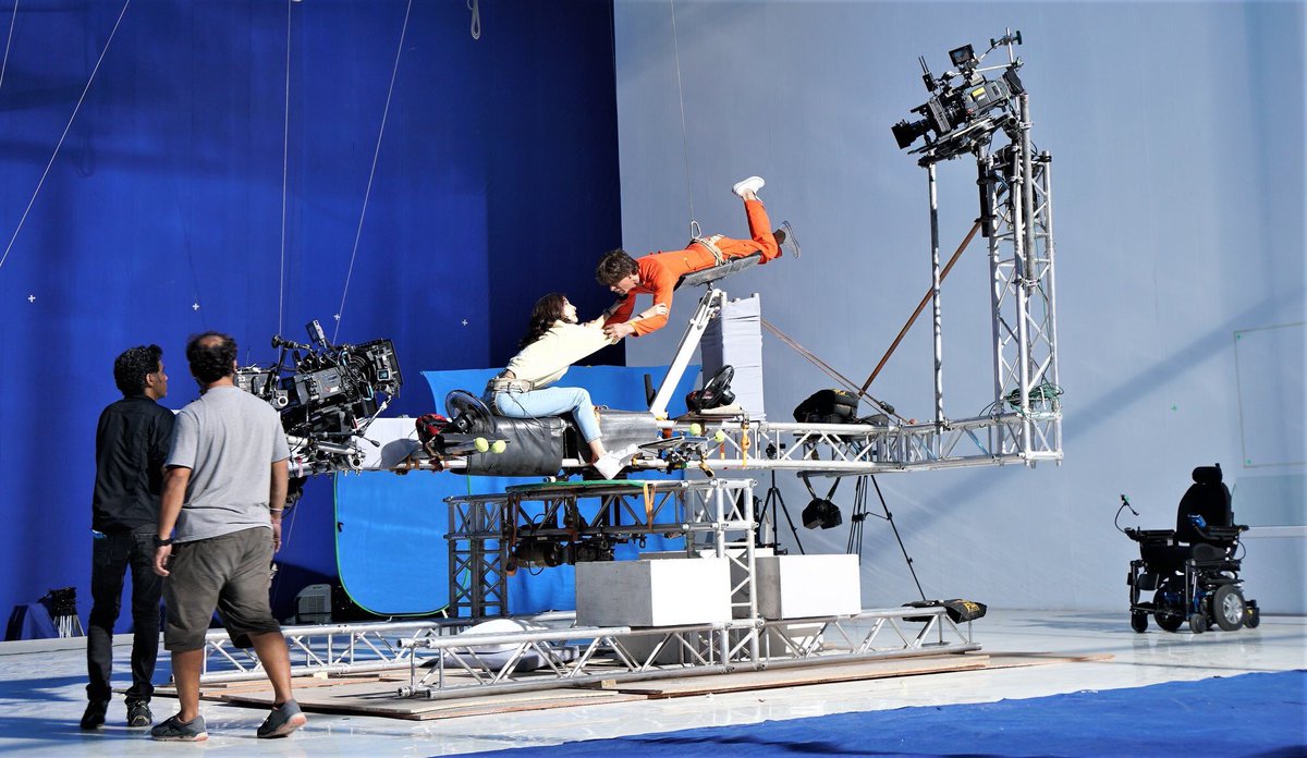 SRK_RUSSIAN_FC's tweet image. #Unseen-2 - «Preparing for weightlessness»: Photos from the #Zero sets provided by one of the crew members from Russia, Sergey Golovkin, who worked with @iamsrk &amp;amp; @AnushkaSharma during shooting.  
@RedChilliesEnt @aanandlrai #ZeroTheFilm