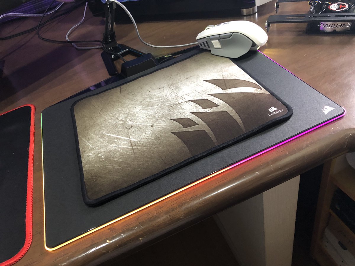 kazuPC3's tweet photo. プラの感覚が微妙なとこにミカンさんから布ひけばってことでcorsairのMM300(スモール)買ってみた😃
ミディアムだとライティングが隠れちゃうからスモールにしました。
使用範囲的にも何とか大丈夫そう☺️
布でも表面かなり滑りいいですわ👍
#corsair
#MM800
#MM300 https://t.co/rxNmk4DxG1