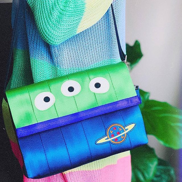 ShopHarveys's tweet photo. Don't forget to share your pics of our #HarveysXDisney bags and tag us with #HELLOHARVEYS for a chance to win a $50 gift card! Contest ends on 7/28 at 6pm pst 🛸🧸😎 https://t.co/x2YQ02j7ns https://t.co/XX4KPohwZE