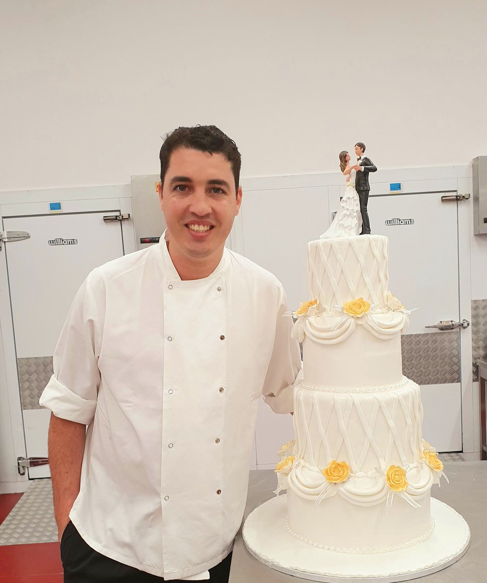 hugoschugosc's tweet photo. Look at this beauty!1,85mt tall, gorgeous, SWEET enough to  make ladies cry sometimes, smell and taste good, dont get confused 
its as 4 tiers Wedding cake using @modecoritaliana sugar roses covered with Coverpaste from @RenshawBaking 
#cake #modecor #callebaut #renshaw #wedding https://t.co/wmVU4Rx75E