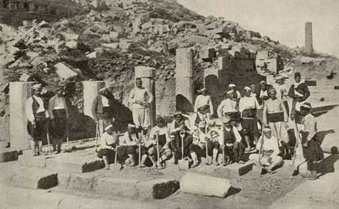 Assos kazılarında çalışan işçiler... Tarih; 1881-1883