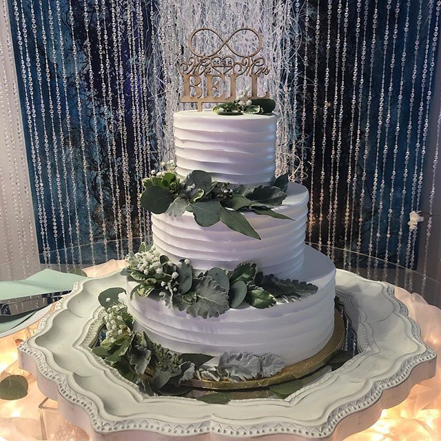 bartonsbakeshop's tweet photo. Fresh greenery adds that extra touch that transforms a wedding cake from simple to gorgeous! #bartonsbakeshop #bartonsflowers #weddingcake #wedding #weddinginspiration https://t.co/6R11jzqB1Y