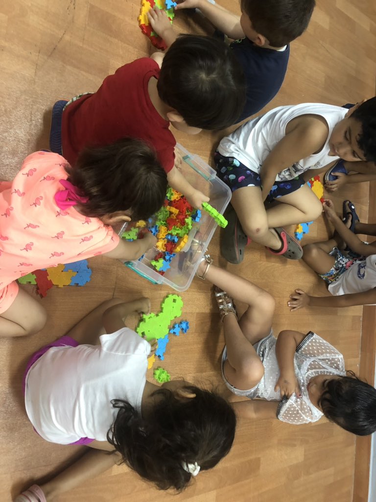 Enhancing our fine motor skills this happy morning! 🧩 #socialinteraction #finemotorskills #eyehandcoordination #little_campers #Summer_camp #Fun     #صيف_غير_شكل  @AboudaherSarine @Hhhsinfo @Darineyassine