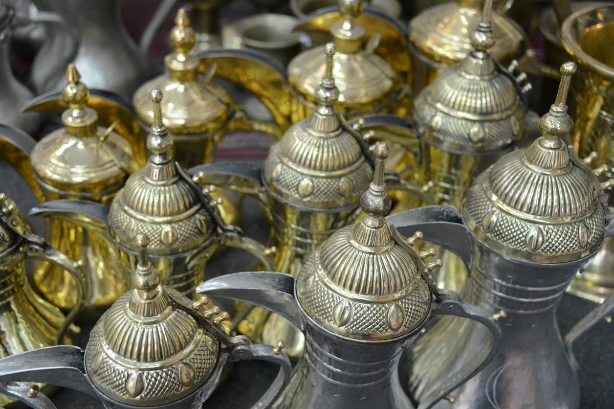 SHP_HAL's tweet photo. حرفة صناعة الدلال تعد من أهم وأشهر وأقدم الحرف الموجودة في المنطقة، والدلة هي من أدوات الضيافة التي اشتهرت بها منقطة حائل، وهناك عدة مسميات للدلال المصنوعة بحائل ومنها دلة راعي القصر أو دلة قريشية أو دقة الخطيب، أي من صنعها من مدينة حائل.
#بارع
#حائل https://t.co/BRHMP67VCG
