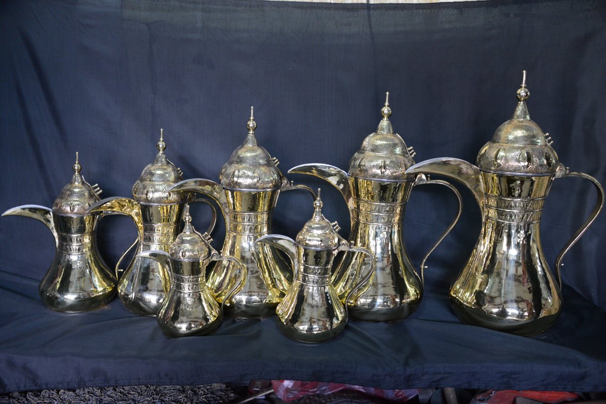 SHP_HAL's tweet photo. حرفة صناعة الدلال تعد من أهم وأشهر وأقدم الحرف الموجودة في المنطقة، والدلة هي من أدوات الضيافة التي اشتهرت بها منقطة حائل، وهناك عدة مسميات للدلال المصنوعة بحائل ومنها دلة راعي القصر أو دلة قريشية أو دقة الخطيب، أي من صنعها من مدينة حائل.
#بارع
#حائل https://t.co/BRHMP67VCG