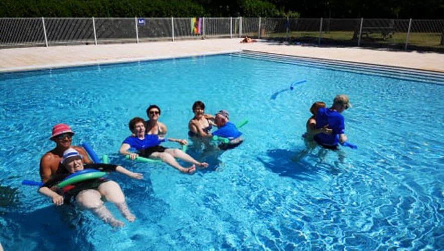 On les appelle "les pépés nageurs" : les seniors de l'hôpital de Gimont et de l'EHPAD Saint-Hippolyte participent à un cycle «baignade», durant la période estivale, dans les bassins de la piscine municipale. buff.ly/2M1ViS6