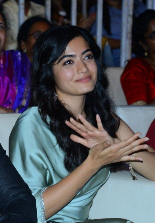 iamRashmika_Fan's tweet photo. @iamRashmika Pics From Yesterday's #DearComradeprereleaseevent In Vizag😍

#RashmikaMandanna ❤❤ https://t.co/FOGbBlLjAs