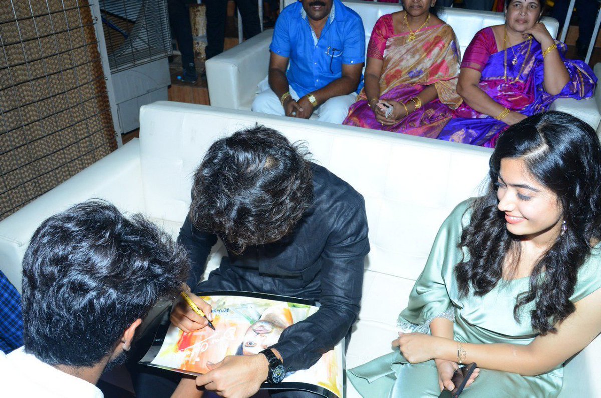 iamRashmika_Fan's tweet photo. @iamRashmika Pics From Yesterday's #DearComradeprereleaseevent In Vizag😍

#RashmikaMandanna ❤❤ https://t.co/U7SLmZH1f8