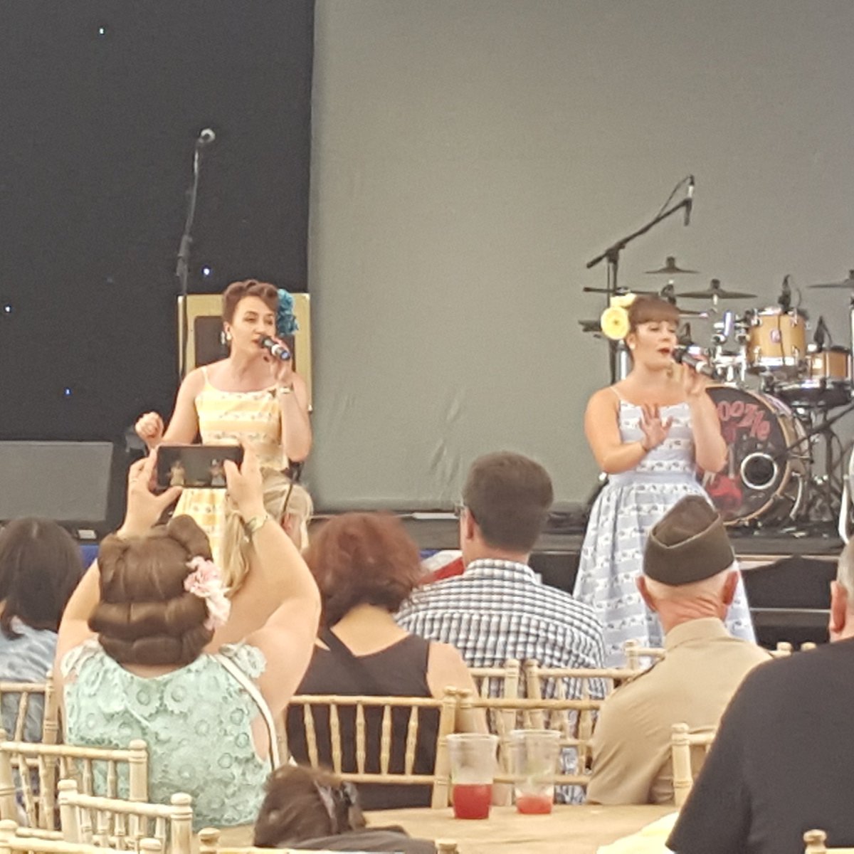 🌻The fabulous <a href="/TheDulcettes/">The Dulcettes</a> at the War &amp; Peace Revival show yesterday. Cool in the heat!🌻
#thedulcettes #warandpeacerevival #1940s #worldwar2 #vintage #singers