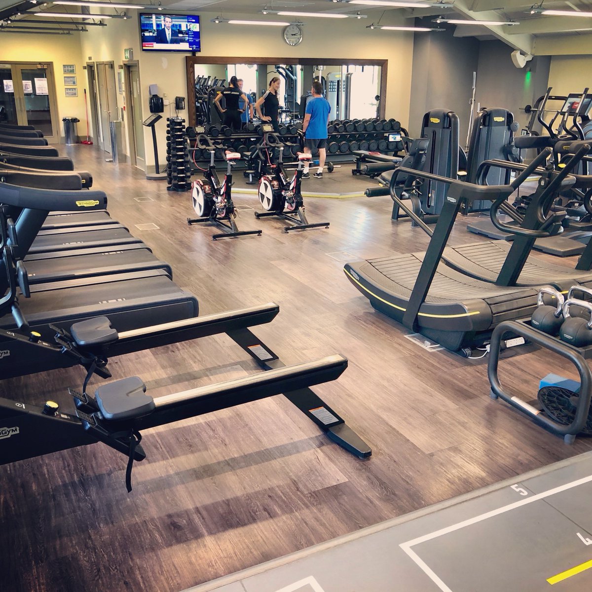 slinfold_club's tweet photo. Whereβs the coldest place to be in a heat wave? An air conditioned gym of course! Itβs like a fridge in there π₯ΆβοΈβοΈ#icecool #airconditioning #gymlife #horsham #slinfoldstyle https://t.co/HanYYyB45W