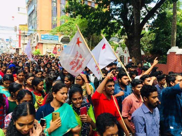 satheesh_vfc's tweet photo. SFI യൂണിവേഴ്‌സിറ്റി കോളേജ്...❤️ https://t.co/RHB5n2yL2s