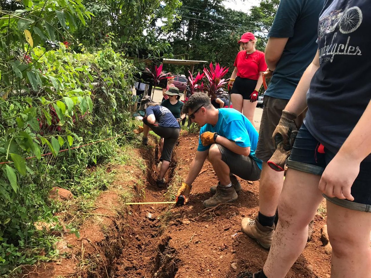 Camp_CostaRica's tweet photo. #TeamIlanIlan & #TeamJacaranda have been working up a sweat digging trenches at #CampTerraba 💪 ⛏️ #CampsEffect #DoSomethingAmazing @CampsInt https://t.co/hY7z6vATaZ