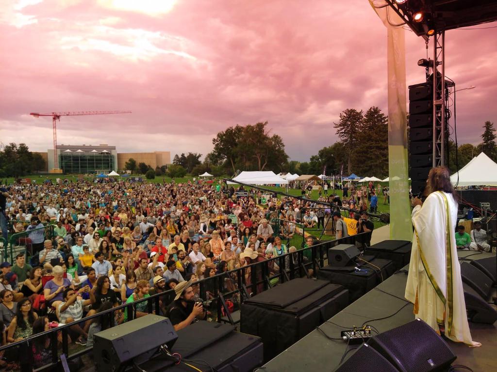 Gurudev's tweet photo. Millions joined in America Meditates which was simultaneously organized in 129 cities across the US. The main event from Denver, Colorado was marked by inspiring talks by leaders and uplifting music by celebrity artists. https://t.co/qgvPgj8nwA