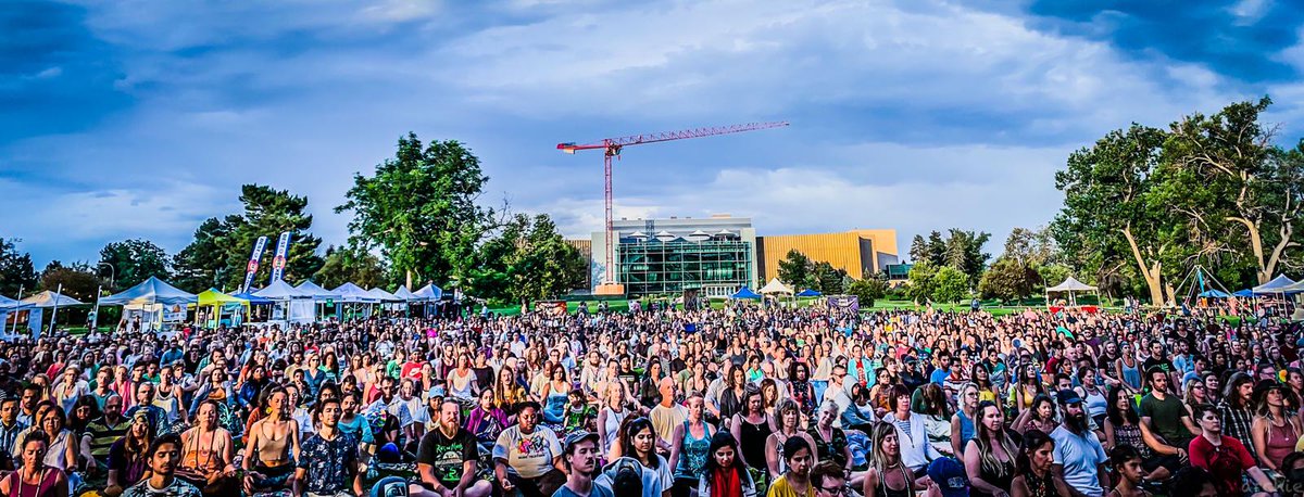 Gurudev's tweet photo. Millions joined in America Meditates which was simultaneously organized in 129 cities across the US. The main event from Denver, Colorado was marked by inspiring talks by leaders and uplifting music by celebrity artists. https://t.co/qgvPgj8nwA